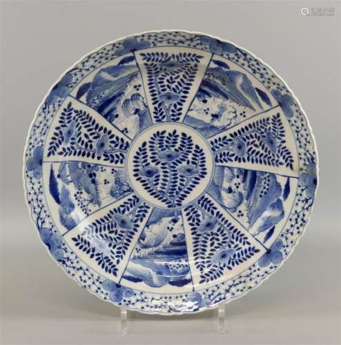 Un plat en porcelaine bleue et blanche à décors de paysages ...