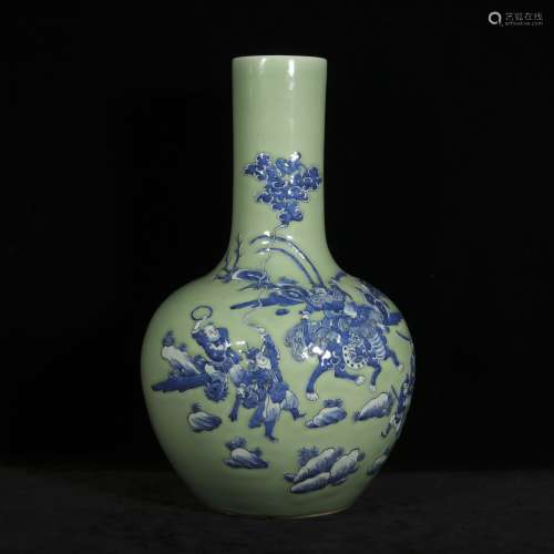 Middle of Qing style blue and white porcelain vase