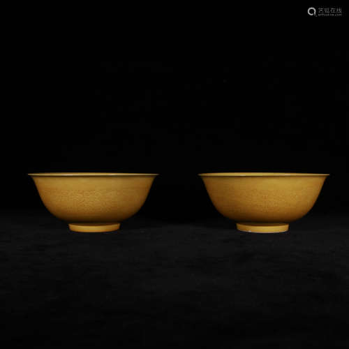 A pair of Qing kangxi style yellow glaze porcelain bowls