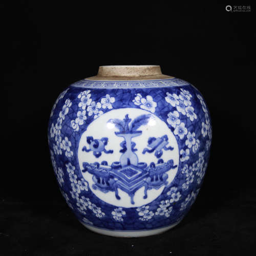 Qing blue and white porcelain jar