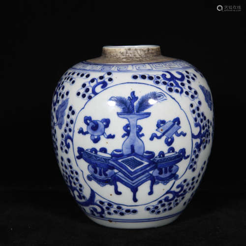Qing blue and white porcelain jar