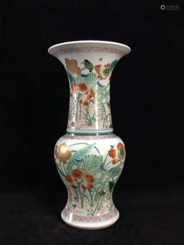 Qing wu cai famille rose porcelain bottle