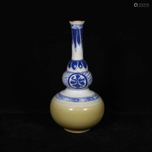 Qing kangxi style blue and white porcelain vase