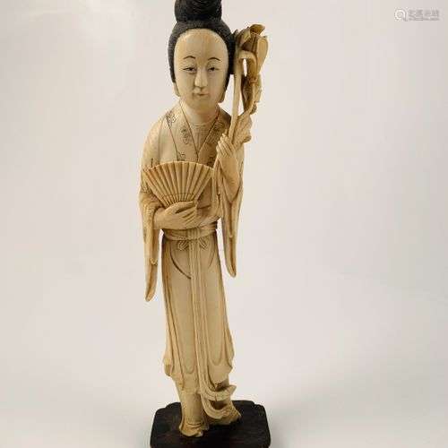 Chine, vers 1900 Statuette en ivoire, représentant une jeune...