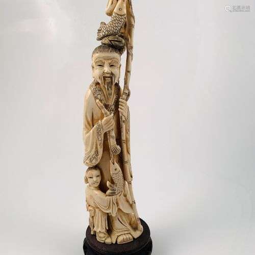 Chine, vers 1920 Statuette en ivoire, représentant un pêcheu...