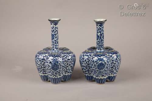 Chine, XXème siècle Paire de bouquetières en porcelaine bleu...