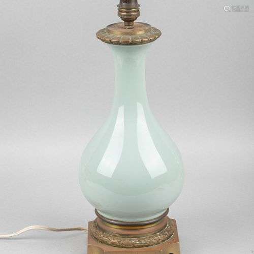 Chine, XIXe siècle Vase piriforme en porcelaine et émail cél...