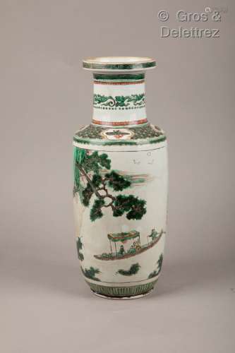 Chine, fin XIXème siècle Vase rouleau en porcelaine et émaux...