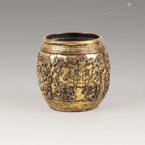 Chine, période Qing Rince-pinceau en bronze doré finement ci...
