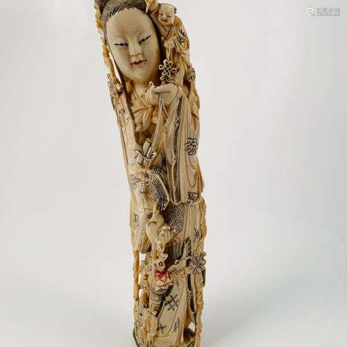 Chine, vers 1930 Statuette en ivoire, représentant une divin...
