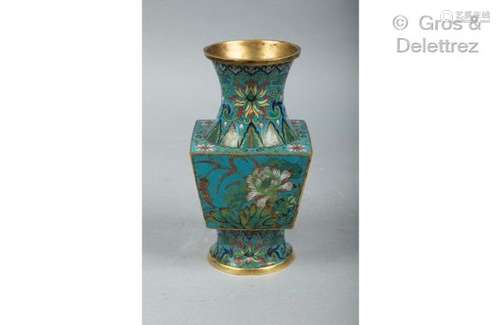 Chine, vers 1920 Petit vase à panse trapézoïdale inversée en...