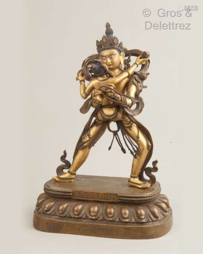 Art sino-tibétain. Grand sujet en bronze patiné et doré repr...