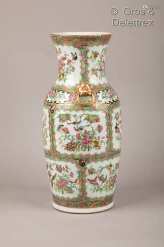 Chine, début XXème siècle Vase en porcelaine de Canton à déc...