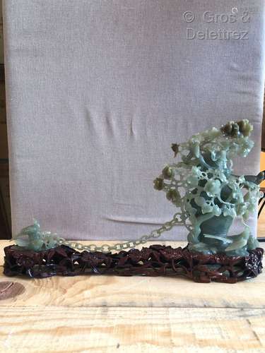 CHINE. Pot couvert en jade céladon figurant un vase dans un ...