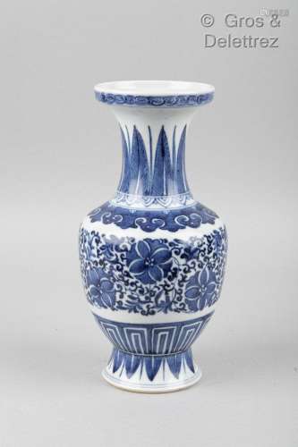 Vase balustre à col évasé en porcelaine décoré en bleu sous ...