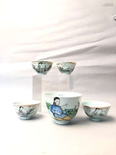 Chine vers 1930 Suite de quatre petites coupes en porcelaine...