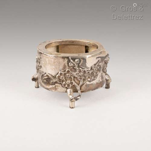 Ensemble de quatre objets en argent dont deux flacons (bouch...