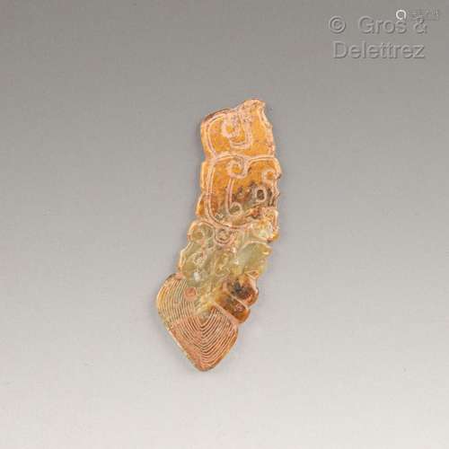 Chine, XXème siècle Pendentif en jade céladon infusé de brun...