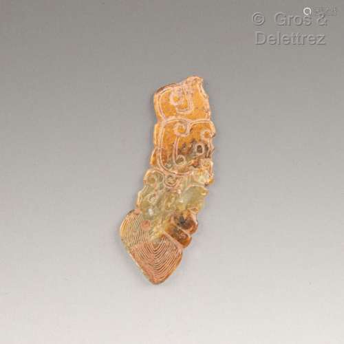 Chine, XXème siècle Pendentif en jade céladon infusé de brun...