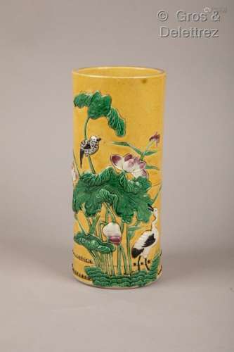 Chine, XXème siècle Vase cylindrique reprenant la forme d un...