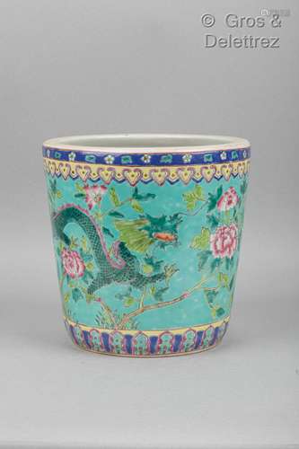 Chine, petite jardinière en porcelaine décorée en émaux poly...