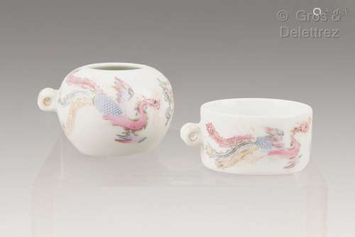 Chine, XXème siècle Deux mangeoires à oiseaux en porcelaine,...