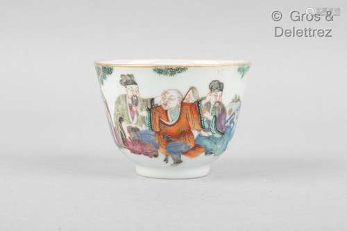 Chine, XIXème siècle Coupe en porcelaine et émaux de la fami...