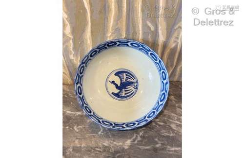 Chine du Sud. Coupelle en porcelaine à décor blanc et bleu, ...