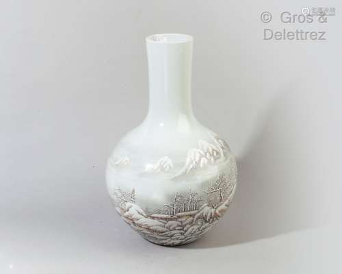 Chine, XXe siècle Vase bouteille à long col en porcelaine et...