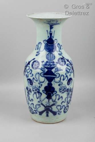 Chine, vers 1920 Vase balustre en porcelaine, à décor en ble...