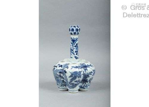 Chine, période Guangxu Bouquetière en porcelaine bleu blanc,...