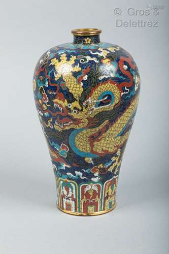 Chine, fin de la période Qing Vase meiping en émaux cloisonn...