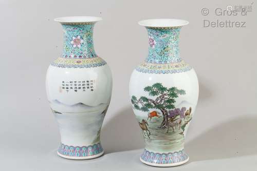 Chine, XXe siècle Paire de vases balustres en porcelaine et ...