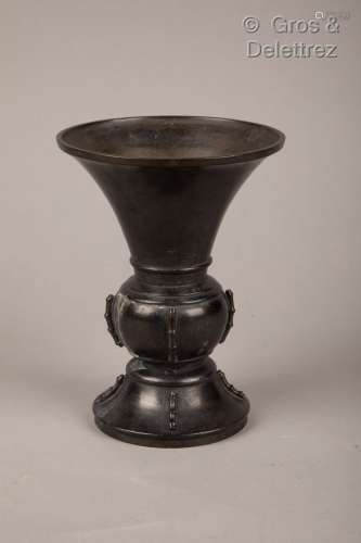 Chine, XIXème siècle Vase gu en bronze, les arrêtes reprenan...