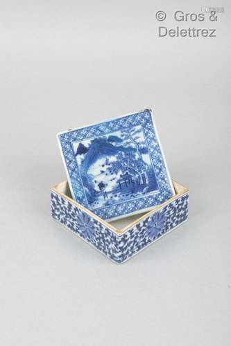 Chine, XXe siècle Boîte quadrangulaire en porcelaine bleu bl...