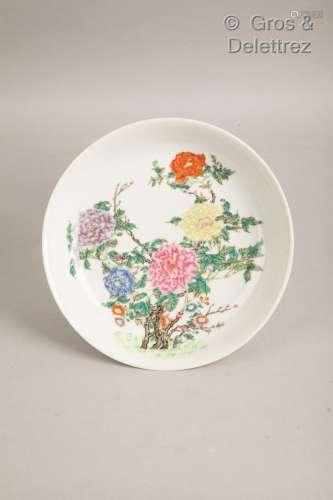Chine, XXe siècle Assiette en porcelaine, à décor en émaux d...