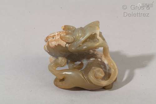 Dragon en jade vert partiellement calcifié. Dim : 6 x 7 cm