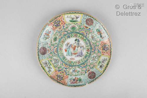 Chine, fin XIXe siècle Assiette en porcelaine de Canton, à d...