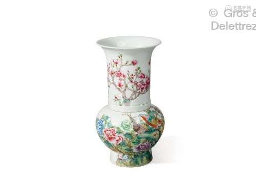 Vase en porcelaine en porcelaine et émaux polychrome à décor...