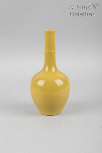 Chine, Xxe siècle Vase en porcelaine émaillée jaune, à col a...