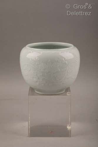 Chine, Xxe siècle Pot en porcelaine émaillée céladon, à déco...