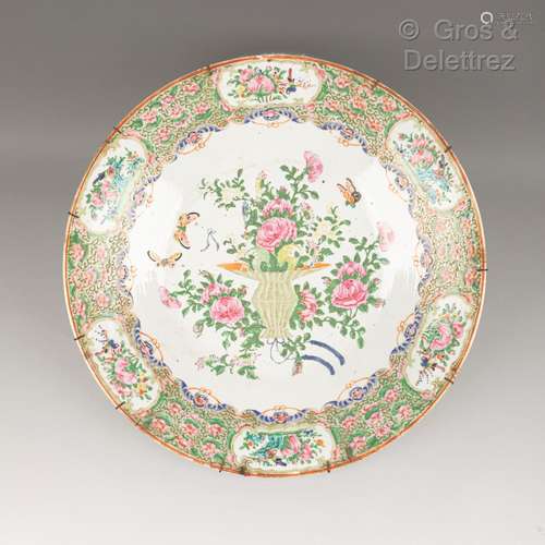 Chine, fin XIXème siècle Plat en porcelaine de Canton, à déc...