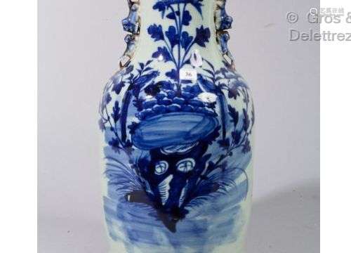 Vase balustre en porcelaine à décor en bleu sur fond céladon...