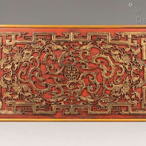 Chine, fin 19eme Panneau décoratif en bois laqué rouge et or...