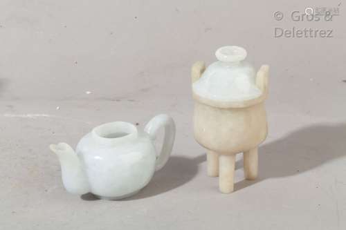 Chine, XIXe siècle Petit vase ding couvert en jadéite. Il y ...