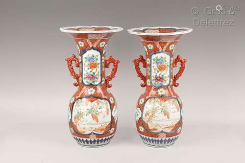 Japon, vers 1920 Paire de grands vases à ouvertures florifor...