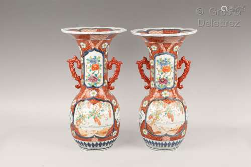 Japon, vers 1920 Paire de grands vases à ouvertures florifor...