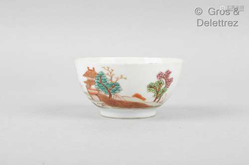 Chine, fin XIXème siècle Coupe en porcelaine, à décor émaill...