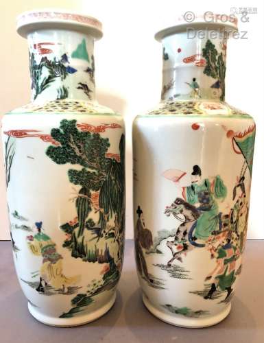 CHINE. Paire de vase maillets en porcelaine décorés en émaux...