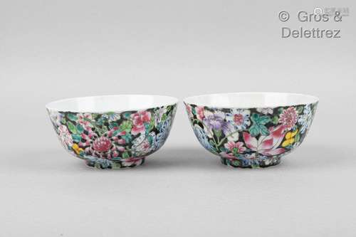 Chine, Xxe siècle Paire de coupes en porcelaine et émaux pol...